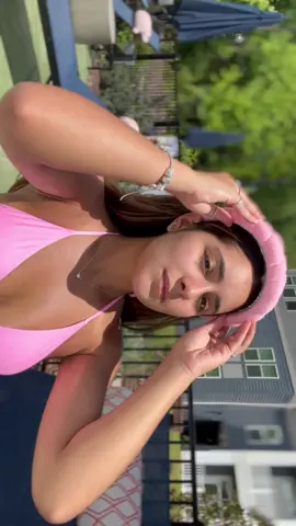 Grwm for a day at the pool 🦩✨🧴 @herbivorebotanicals #gifted_by_herbivorebotanicals  My favorite Summer combo ☀️ Protect & hydrate!! 💋 #herbivorebotanicals