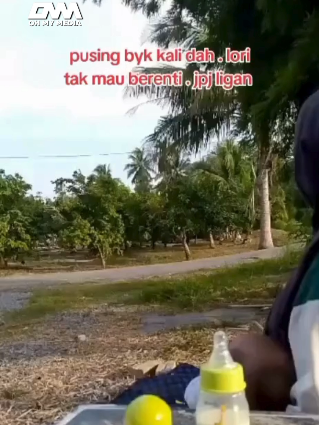 Yang kat belakang tu wartawan group wassap kampung 😂 #ohmymedia #ommbest #videoviral #viral #jpj #ommmedia