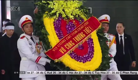 Phu nhân Ngô Thị Mận nghẹn ngào bên linh cữu Tổng Bí thư Nguyễn Phú Trọng