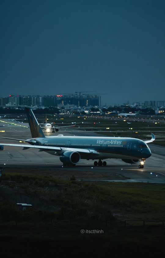 Capturing the spectacular moment of a Vietnam Airlines Boeing 787 Dreamliner on the runway is an experience that combines the excitement of aviation with the beauty of precise engineering. #sonyalpha#sonya7iv#fe100400#boeing787dreamliner#boeing#airline#boeinglovers 