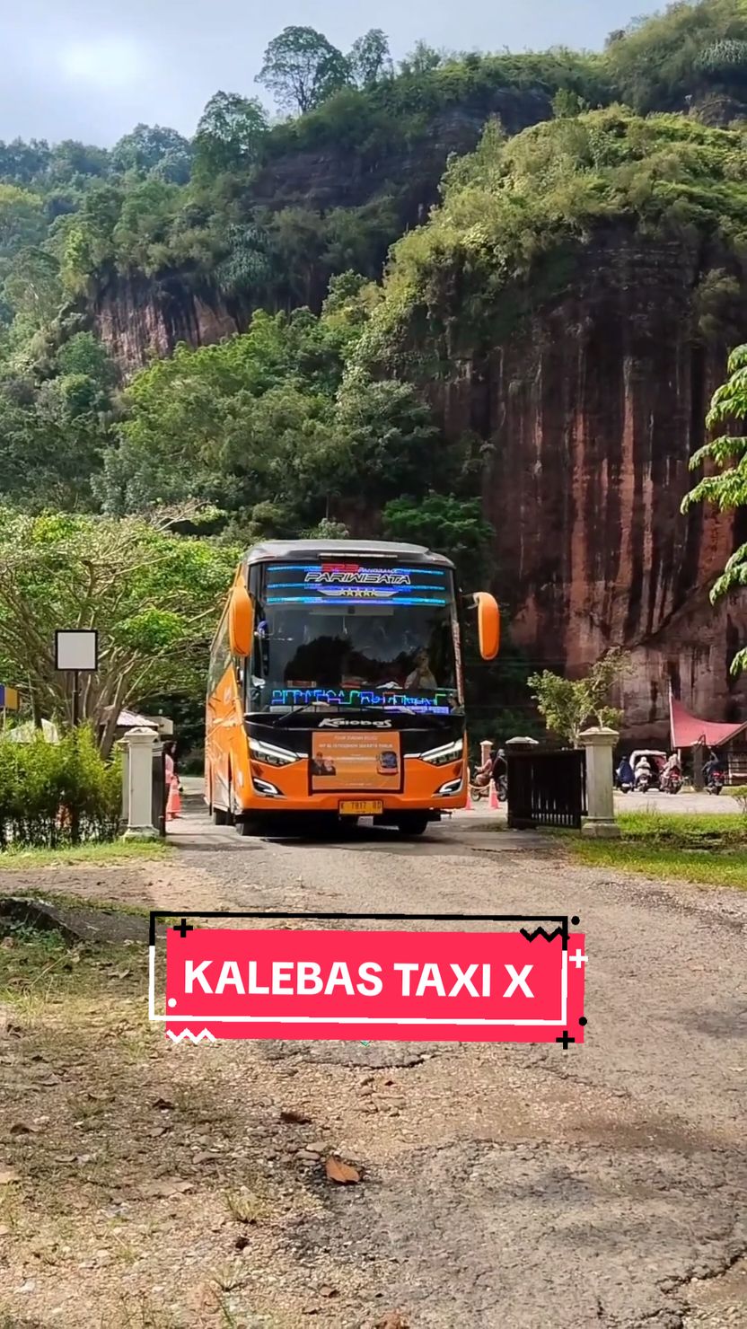 Momen Bus artis jawa main ke lembah harau kala itu #kalebasbus #kalebastaxix #lembahharau #fyp @tampalo013 