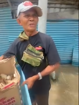 Bulacan resident Jovito Operallo claims that 'Carina'/Habagat is more intense compared to 'Ondoy' in 2009. Due to ongoing floods and a lack of transportation, he walked from Meycauayan back to his home in Marilao. | via JP Soriano/GMA Integrated News #BreakingNewsPH #CarinaPH #GMAIntegratedNews