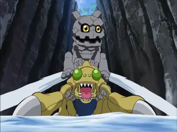 Digimon Data Squad Folge 17 Du bist nicht allein  #manga #animedeutsch #anime #nostalgie #digimon #digimondatasquad #Deutsch #folge #Episode Auf ihrer Suche nach Merukimon werden unsere Freunde von Keenan und dann  von Mammothmon, das im Auftrag von Gotsumon unterwegs ist, angegriffen.  Schnee und Lawinen machen die Reise nicht einfacher. Yoshi hat mit  Erinnerungen an ihre Kindheit zu kämpfen und glaubt nicht mehr an ihre  Talente. Sie verzweifelt fast an der Tatsache, dass es ihr bisher nicht  gelungen ist, Lalamon digitieren zu lassen und zieht sich deprimiert  zurück. Lalamon kämpft nun also ganz allein mit all seiner Kraft und  schafft es aber doch, Yoshi dazu zu bringen, die Ultra-Digitation zu  initiieren. Sie besiegen ihre Gegner und können am Ende gemeinsam ihre  Suche nach Merukimon fortsetzen.