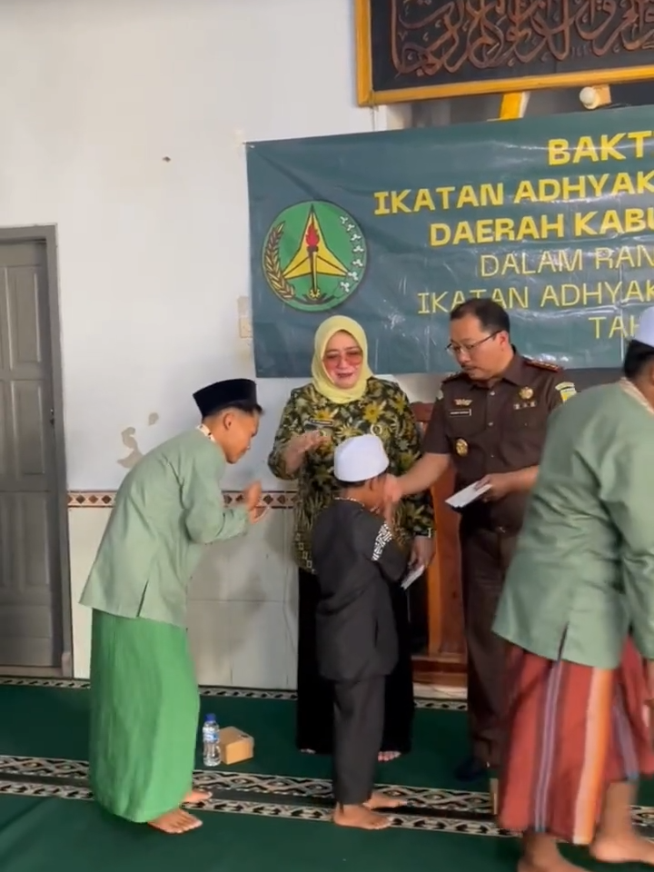 Kepala Kejaksaan Negeri Kabupaten Malang Bapak Rachmad Supriady S.H., M.H. beserta jajaran dan Ketua Ikatan Adhyaksa Dharmakarini Daerah Kabupaten Malang Ny. Murdiati Rachmad Supriady beserta pengurus IAD dan anggota melaksanakan kegiatan Bhakti Sosial yang bertempat di Griya Lansia Husnul Khatimah, Kec. Wajak, Kab. Malang. Dilanjutlan kegiatan Bhakti Sosial di Panti Asuhan Al Ikhlas jl. KH. Hasyim Asy’ari Pagelaran Kab. Malang. Kemudian dilanjutkan kegiatan Anjangsana ke kediaman ibu Ana Eke Sulistyowahyuni (Purnaja) Kejaksaan Negeri Kabupaten Malang Siap Tertib, Siap Kerja, Siap Melayani. #KejaksaanNegeriKabupatenMalang #KejatiJatim #KejaksaanRI #JaksaPedia #WBK #WBBM #SiapTertibSiapKerjaSiapMelayani @kejaksaan.ri @kejatijatim @jaksapedia
