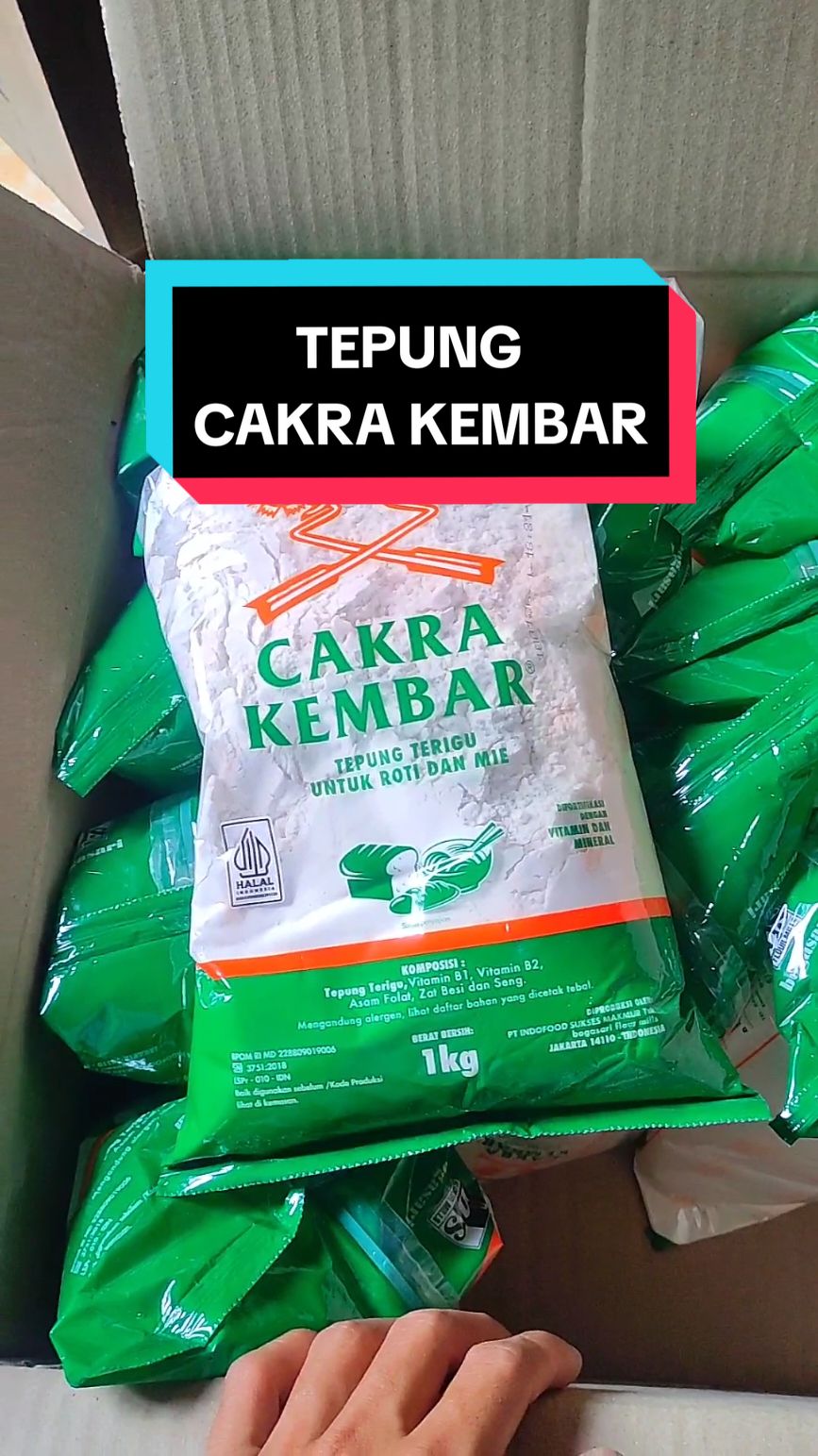 Untuk yang suka bikin Donat atau Kue bisa banget pake tepung cakra kembar ini & tepung ini sudah berprotein tinggi jadi cocok ya buat yang suka ngebaking 🥰 #donat #arsyafadonut #donuts🍩 #belajardonat #belajardonatpemula #fyp #fypシ #viral #trending 