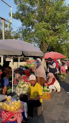 Jalan pagi sambil ngeliatin orang-orang di pasar 📍Pasar Kotagede #fypシ゚viral #pasar #kotagede #jogja24jam 
