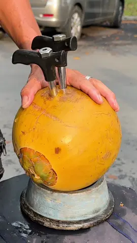Amazing Golden Coconut Water Unboxing Skills #goldencoconut #fyp #viral #tiktokfood  📍Taman Free School Market Penang https://maps.app.goo.gl/bHh2QaKn3iVh6y4Y9 Taman Free School, 10150 George Town, Penang ⏰ 8am open