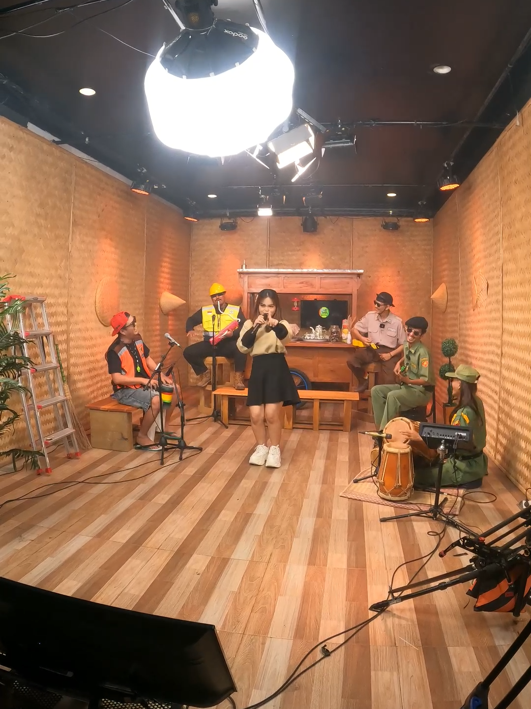 seharusnya aku - kalia siska ft ska 86! #seharusnyaaku #kaliasiskaf_ska86 #uyetoneofficial #trending #music #behindthescene