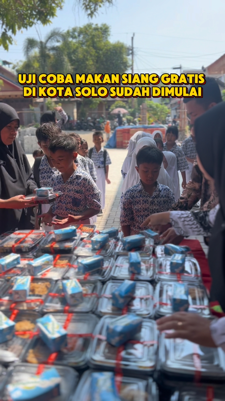 Terima kasih mas Gibran, Menunya tetap 4 sehat 5 sempurna ya guys😊 #gibran #gibranrakabuming #gibranrakabumingraka #makangratis #sekolah #anaksd #solo #kotasolo #soloraya #jebres #viral #foryoupage #fyp 