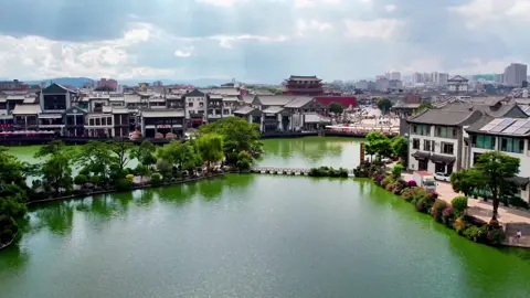 Thành cổ Kiến Thuỷ - Lầu Triều Dương được xây dựng vào năm 1389 thời nhà Minh, đã có hơn 600 năm lịch sử. Với kiểu dáng y hệt Quảng trường Thiên An Môn ở Bắc Kinh, vì vậy Lầu Triều Dương còn có tên gọi khác là “Tiểu Thiên An Môn”. #linlingtravel #dulich #xh #xuhuong #fypシ 
