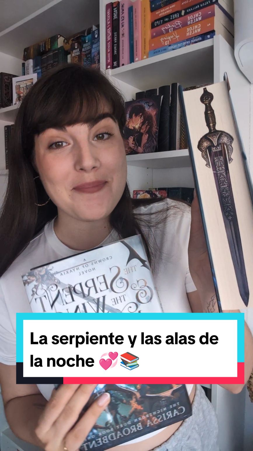 Respuesta a @dichifue La serpiente y las alas de la noche 🖤📚 Uno de mis libros favoritos de romantasy que se publica el 4 de septiembre  #booktokespaña #carissabroadbent #theserpentandthewingsofnight #laserpienteylasalasdelanoche #greenscreen 