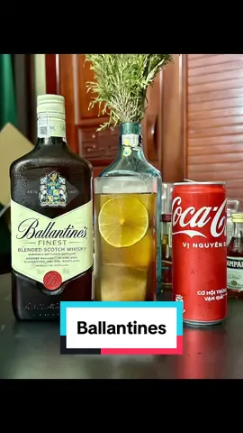 Ballantines trên kệ mà chưa biết sử dụng thì hãy thử qua công thức này. 45ml Ballantines và 120ml Coca, rồi trộn lên đảo đều thôi 🤣🤣#Ballantines #whisky #giangtuu 