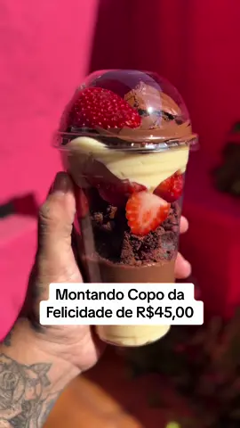 Quanto custa um desse aí na sua cidade? 👇🏻  Aprenda a fazer essa e mais de 70 das minhas RECEITAS TESTADAS E VALIDADAS 😍 ❇️ Além das receitas você também recebe de PRESENTE 9 AULAS GRATUITAS pra você saber como vender os doces todos os dias trabalhando na sua casa e acesso exclusivo ao nosso Grupo de Alunas Comente APOSTILA para saber como eu posso te ajudar a transformar os teus doces nos melhores! ✨  #brownie #brigadeiro #copodafelicidade #copo #bolo #bolonopote #doce #confeitaria #confeiteira 
