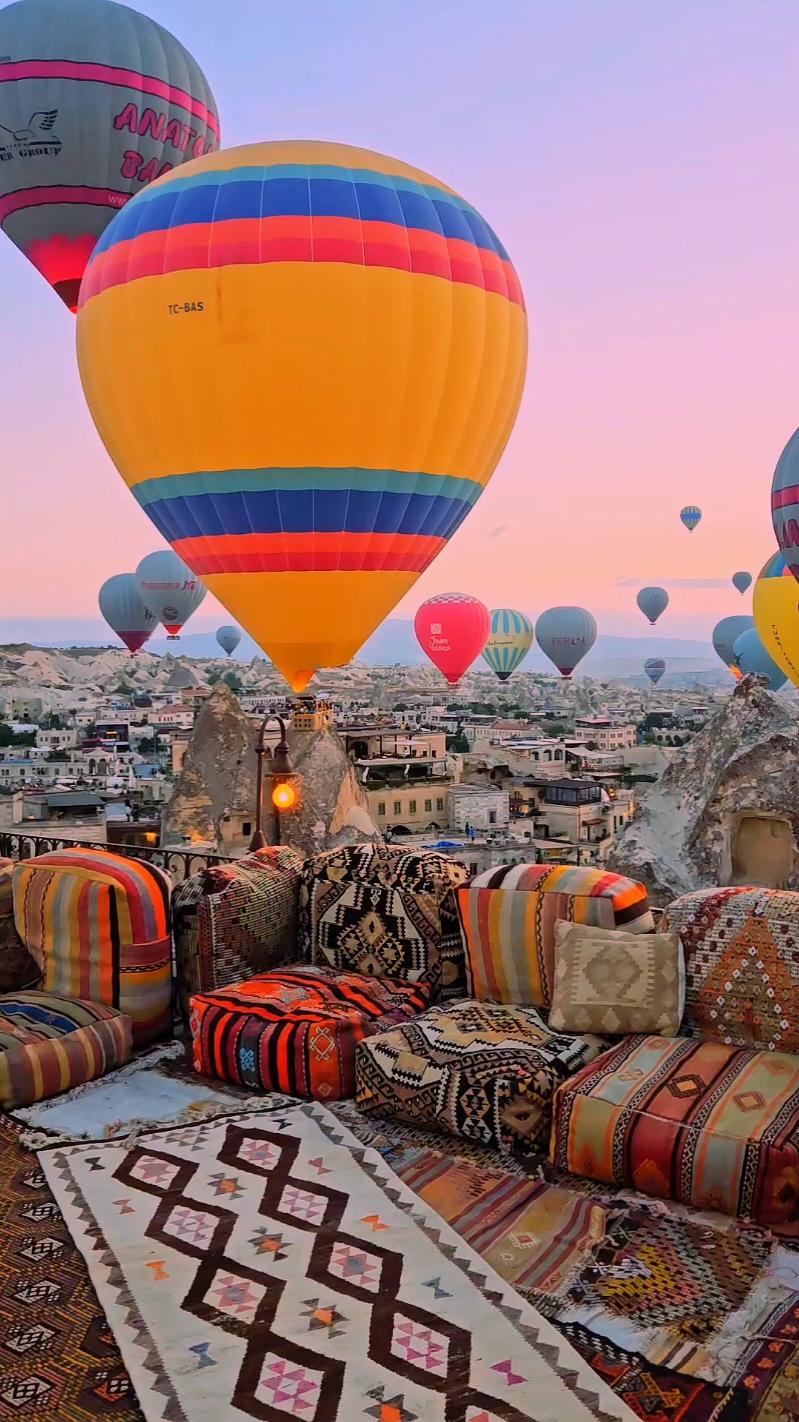 Cappadocia, the most magical place on earth🌸🌈 You have to wake up early to see them, as the hot air balloons are flying from 04.45 in the morning. Its worth it! #cappadocia #hotairballoon #Turkey #cappadociaturkey #kapadokya #luftballong 