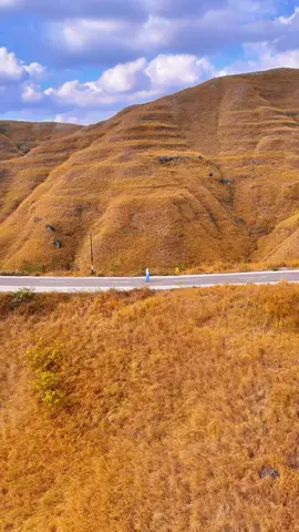 Jalan dengan view terindah di indonesia, bukit tanarara sumba timur 😍 #ntt #pesonaindonesia #fyp 