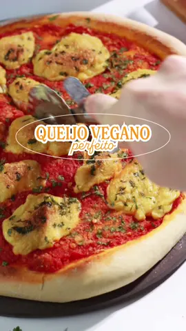 chega de passar mal toda vez que você come queijo ✋🏻 vem aprender de uma vez por todas a fazer o ✨melhor✨ queijo para pizza, 100% vegano e sem lactose 🧀🌱 🧀 ingredientes - 1 xícara de água - 1/4 de xícara de NICE Milk Castanha - 2 colheres de sopa de goma de tapioca ou polvilho - 1 colher de chá de alho em pó - 1 colher de chá de cebola em pó - 2 colheres de sopa de óleo vegetal - 2 colheres de sopa de Levedura Nutricional NICE - suco de 1/4 de limão - 1 colher de chá de sal 🧀 modo de preparo 1. bata todos os ingredientes em um liquidificador. 2. transfira para uma panela e misture em fogo baixo até engrossar. 3. finalize montando a pizza com molho de tomate, o queijo, salsinha e NICE Cheesy. 4. leve ao forno até a pizza e o queijo dourarem. já salva essa receita pra não perder e marca alguém que precisa testar! #nicemilk #leitevegetal #leitevegetalconcentrado #queijo #queijovegano #quejosemlactose #receita #receita vegana #semlactose