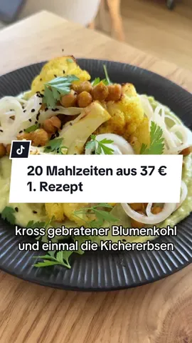Ich wette mit dir: so hast du Blumenkohl noch nie gegessen! 🤯 Ich konnte meinem Gaumen fast nicht trauen: eine Schicht aus fluffiger Avocado Creme getoppt mit knusprig gebackenenem Blumenkohl und Kichererbsen. Abgerundet mit eingelegten Zwiebeln und Klecksen von Kokosjoghurt! Muss ich noch mehr sagen? 😍 Mit diesem Gericht bekommst du alle an den Tisch! Zudem ist es komplett: 🌱 vegan 🌱 glutenfrei  🌱 einfach vorzubereiten  ✅ für 4 Portionen brauchst du: (Eignet sich auch perfekt für deinen Meal Prep) 1 Blumenkohl  1 Dose Kichererbsen  Salz (gerne auch Kräutersalz / Pommessalz wenn du da hast) Olivenöl  Für die Avocado Creme: 2 reife Avocados Saft von 2 Limetten 3 Knoblauchzehen, geschält  Salz & Pfeffer  1 Dose weiße Bohnen 3-4 EL Hefeflocken, wenn vorhanden  Etwa 150-200 ml Olivenöl  Für die eingelegten Zwiebeln: 2 Zwiebeln  250 ml Wasser  Etwa 100 ml heller Essig  1 TL Salz  2 EL Ahnornsirup / Brauner Zucker  ✅ so geht’s: • Den Ofen auf 250C Ober- und Unterhitze vorheizen. Ein Backblech mit Backpapier auslegen.  • Blumenkohl in mundgerechte Stücke schneiden. Waschen und abtropfen lassen. In eine Schüssel geben und mit Salz und Olivenöl marinieren. Aufs Blech geben.  • Kichererbsen ebenfalls abwaschen, abtropfen, ebenso marinieren und mit auf das Blech geben.  • Etwa 25 Minuten backen.  • In der Zwischenzeit Wasser für die Zwiebeln mit Salz und Ahornsirup zum kochen bringen. Zwiebeln schälen und in feine Ringe schneiden. In ein 500 ml Glas geben.  • Gekochte Wassermischung darüber geben und mit Essig abschließen. Gut verschließen & ziehen lassen.  • Dann alle Zutaten für die Avocado Creme im Mixer glatt mixen. Auf 4 Teller verteilen. Blumenkohl, Kichererbsen, Ziwebelringe und je ein Klecks Kokosjoghurt darüber geben und servieren. Oder für deinen Meal Prep im Kühlschrank lagern.  👉🏼 Hält sich in luftdichten Behältern bis zu 5 Tage im Kühlschrank.  ✅ Teile es gerne mit deinen Freunden ❤️ ✅ lass es dir schmecken & teile dieses Rezept gerne mit einer Person mit der du das ausprobieren möchtest. 🫶🏼 Wir sehen uns morgen wieder fürs 2. Rezept. Bist du mit dabei? 😍 Deine Marie 🙋🏼‍♀️ #mealprep #mealprepvegan #vegancomfortfood #blumenkohlrezepte  #rezeptefürjedentag #leckereveganerezepte #rezeptefürdieganzefamilie #vegankochen #glutenfreikochen #glutenfreivegan #veganhighprotein  