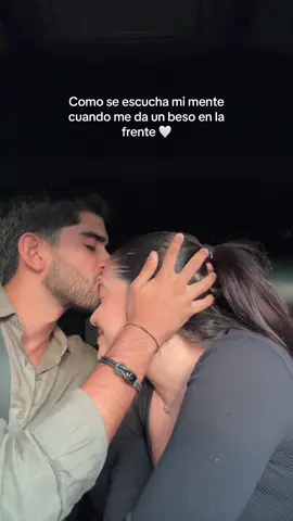 Fan de los besitos en la frente 🤍 diganme que mi novio no es el mas dulce #couple #girlfriend #humorseparejas #fyp 