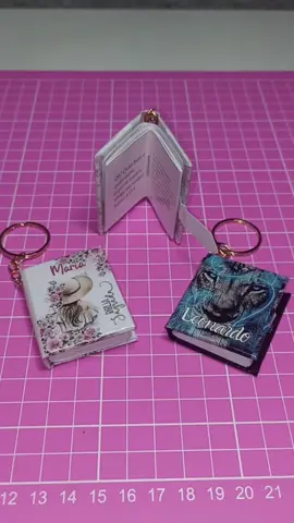 ✨📖 Apresentamos nosso novo chaveiro mini Bíblia personalizado! 📖✨ Carregue consigo palavras de fé e inspiração em qualquer lugar. Nossa mini Bíblia vem com passagens escolhidas especialmente para trazer conforto e esperança. 🌟 🎨 Personalize a capa do seu chaveiro e tenha um acessório único e cheio de significado. Perfeito para presentear ou para uso pessoal. 🔗 Garanta o seu agora mesmo e leve a fé sempre com você! . . . . . . . . . . . . #ChaveiroMiniBíblia #FéNoBolso #Personalize #InspiraçãoDiária #AcessórioDeFé #LembrancinhaEspecial #Pensonalizei #Personalizados #Deus #Fé #Chaveiro #Biblia #Lembrancinhas #palavradedeus  #versiculosbiblicos 