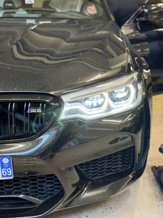 Allez une derniere pour ce soir ? 😋 retour à la modernité avec celle qu on pourrait confondre avec ton prochain Uber 😅 sauf que cette serie 5 là développe 600 chevaux 😱😅 c est une M5 F90 😎 #bmw #bimmer #bmwm #bmwmotorsport #bmwm5 #m5f90 #f90 #f90m5 #v8biturbo 