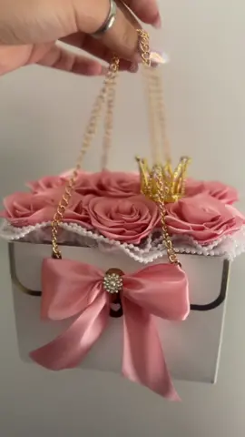 Roses on the go… purse arrangement💓 . . . .  #eternalroses #florist #rosegiftbag #ramos #chicago #foryou