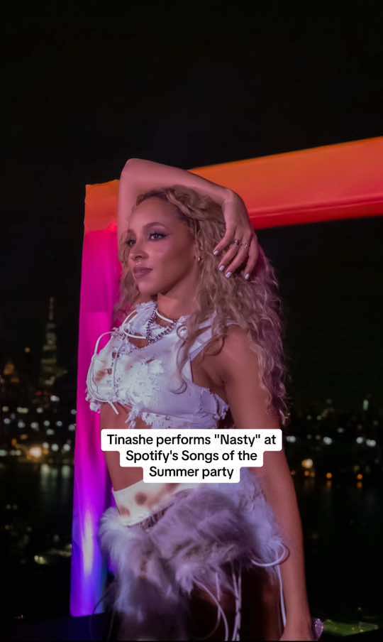 @Tinashe gets nasty at Spotify's Songs of the Summer party in NYC 🌃 🎵  #nasty #tinashe #spotify #songsofthesummer #songofthesummer #nastygirl #newmusic 