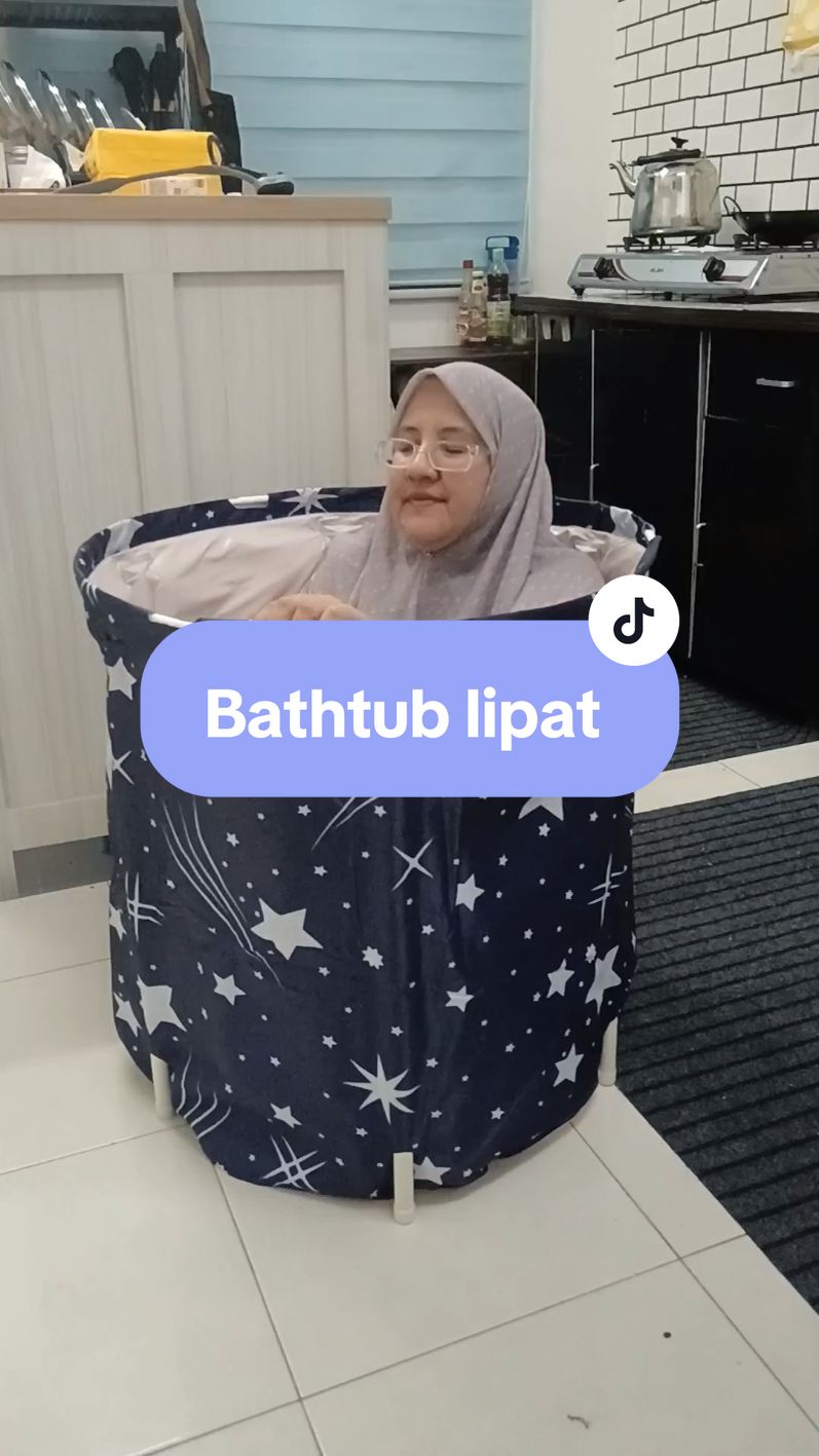 Replying to @sitti3799 Yang kecik Lynd rasa lagi best sebab air penuh sampai leher. Tambah lagi senang nak simpan. Bathtub lipat ni memang best #nakemu #BarangBestTikTokShop #TikTokShopVideoBootcamp #mandibunga #healing 