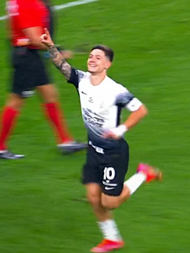 Que golaço do Garro! Tapa de canhota entrou na gaveta! Pintura garantiu o empate do Corinthians diante do Grêmio, por 2 a 2 #futebol#golaço #golazo #corinthians #gremio #brasileirao #tiktokesportes