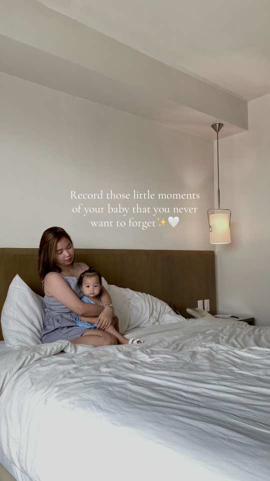 This is your reminder to  record those little moments  of your baby that you never want to forget✨🤍  #fyp #foryou #fyppppppppppppppppppppppp #babiesoftiktok #MomsofTikTok #momtok #aesthetic #littlemoments #happymoments #family #baby 