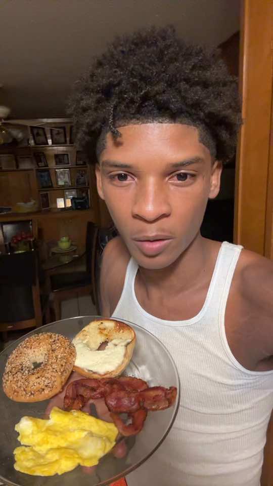 Begel sandwich with the smack bro.. #fyp #foryou #viral #breakfast #sandwich 