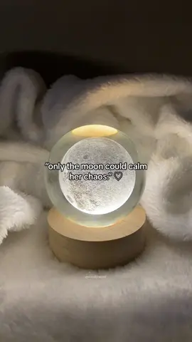 as a moon lover, this is such a grrat gift idea! 🌙 aesthetic + functional 🤍  #giftidea #giftsforher #giftsforhim #giftideas #moonlight #moonlamp #moon #moonlover #roomdecor #budolfinds #fypシ゚viral 