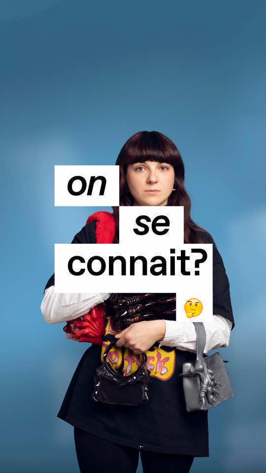 Dans « On se connaît ? », faîtes connaissance avec @Gigi, artiste belge pluridisciplinaire. Après avoir étudié la peinture à La Cambre à Bruxelles, elle s'initie à la céramique en autodidacte. En l'intégrant à l'univers de la mode, elle crée des accessoires et objets aussi étranges que poétiques qui s'apparentent à des créatures surréalistes, tout droit sorties d’un film de science-fiction. Portées par Julia Fox ou encore FKA twigs, ses créations aux longues griffes n'ont pas fini de séduire et d'intriguer. 🔍 #fashion #juliafox #sfx #interview #paris #MAD 