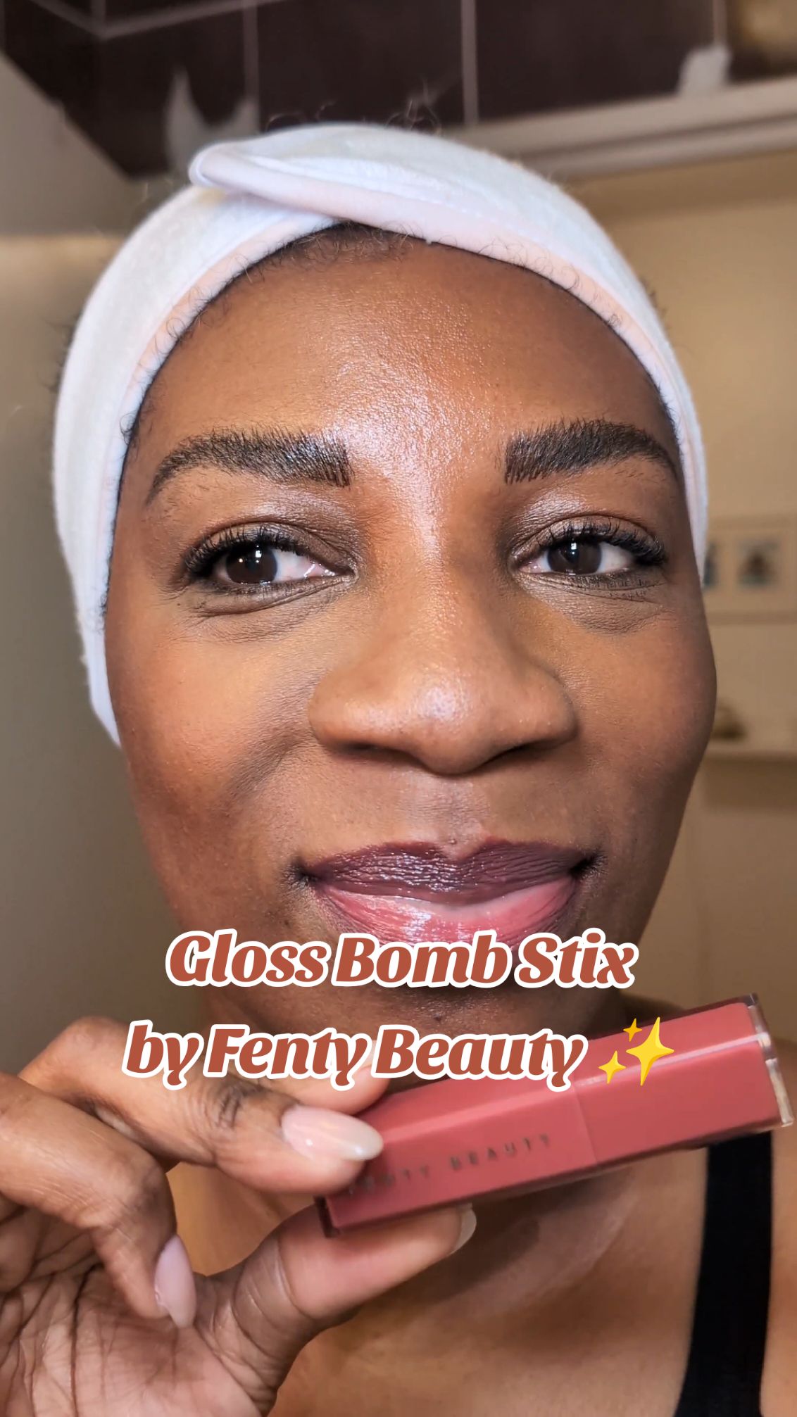 ✨ On teste les nouveaux Gloss Bomb mais en stick de @Fenty Beauty 😍  1️⃣ packaging méga génial j'adore 2️⃣ le logo sur le produit OMG j'ai tellement hésité à utiliser tellement c'était beau 3️⃣ texture très très douce à l'application et effet glossy à souhait 👌🏾 4️⃣ fermez les yeux et testez-le au moins 1 ✌🏾 #fentybeauty  #glossbombstix  #riri  #blackgirlmakeup  #over40makeup #CapCut 