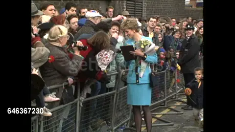 Princess Diana Visits St Matthew's Community Centre CLEAN: Exterior shots of Princess Diana collecting flowers from members of the public as she departs St Matthew's Community Centre on December 10, 1993 in London, England...........🙏🇬🇧💕❤️👑