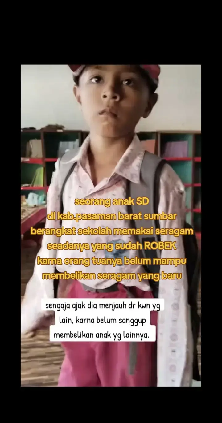 seorang murid SD di kab. pasaman barat sumbar berangkat sekolah memakai seragam seadanya yang sudah robek karna orang tuanya belum mampu untuk membelikan seragam yang baru_ #sumbar #pasamanbarat #anaksekolah #viral #seragamsekolah #robek #viralditiktok #masukberanda #fyp 