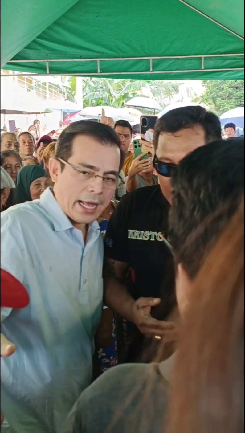 DUMAGUNDONG NG HIYAWAN SA PAGDATING NI YORME ISKO MORENO SA BASECO EVACUATION CENTER