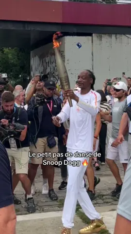 Tonton Snoop nous fait un petit pas de danse en portant la torche Olympique 🕺🔥
