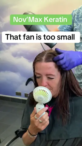 Trying everything to avoid the smell of keratin, we gave her an extra hairdryer #fyp #foryoupage #julianishaircare #hairdresser #salon #keratin @megan @Beauty & Makeup by Maibel 