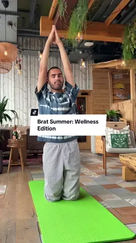 Channelling our inner brat. 🧘 #bratsummer #londonyoga #londonhotels #placestovisitinlondon #thingstodinlondon 