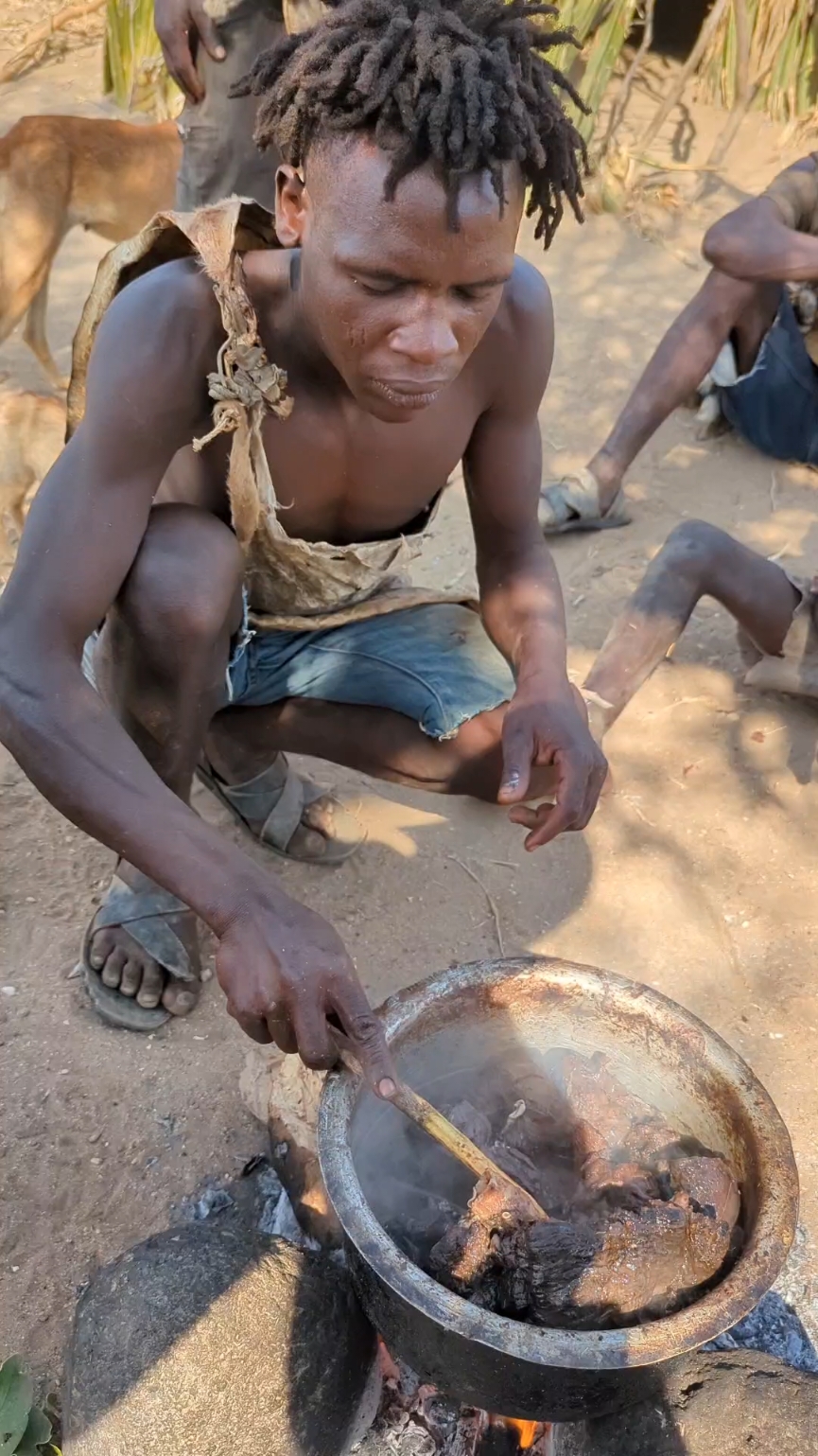 The cooking skills are special and incredible 😋#foryou #foryoupage #villagelife #hadzabetribe 