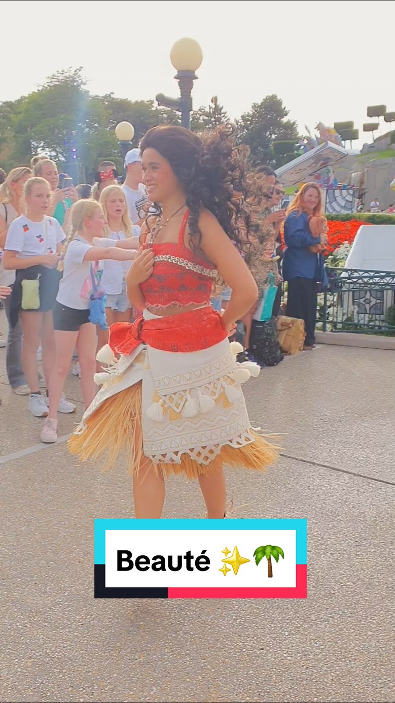 Cette beauté et ce son .. 🎼🎶🌴🌺  #disneylandparis #disney #disneycaracter #moana #vaiana #show #lebleulumiere #amillionsplachesofcolour #magie #disneyfans #disneyfan #dlp 