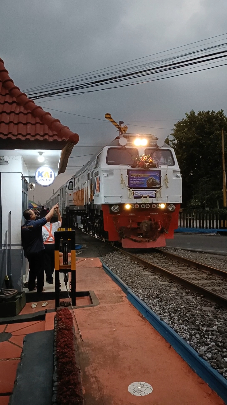 Kereta Api Blambangan Ekspres Ketapang-Pasar Senen PP #ilhammulyono #blambanganekspres #cc2061318 #keretaapi #sepur #train #kai #daop9 #rambipuji #jember #ruteterpanjang #ketapang #pasarsenen 