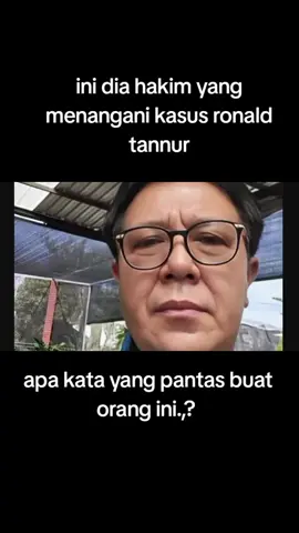 Hakim Erintuah Damanik, yang memvonis bebas Gregorius Ronald Tannur, terdakwa pembunuhan Dini Sera Afrianti, mendatangi Pengadilan Tinggi (PT) Surabaya. Ada apa? Pantauan detikJatim, Damanik tampak bersama Heru Hanindyo saat mendatangi PT Surabaya. Sementara hakim anggota lain, Mangapul, tak terlihat. Damanik tiba sekitar pukul 09.30 WIB. Ia masuk terlebih dulu. Lalu, sekitar pukul 10.20 WIB, Damanik terlihat keluar dari pintu utama di sisi timur. Sementara Heru tak terlihat lagi. Saat bertemu dengan awak media, Damanik enggan menyampaikan secara gamblang tujuan kedatangannya ke PT Surabaya. Ia meminta awak media wawancara dengan Humas PN Surabaya Alex Adam Faisal. 