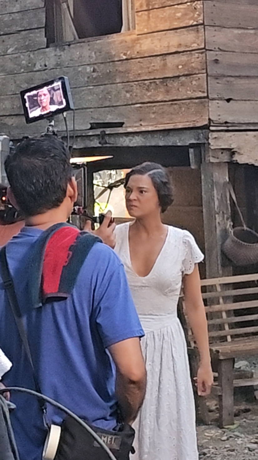 Here's some #PulangAraw behind the scenes. Watch it on Netflix today and on GMA on Monday! #RhianRamos #celebritiesonset #behindthescenes #fyp 