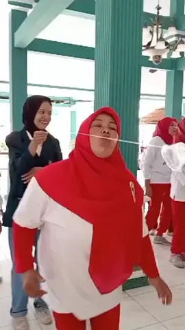 lomba tiup gelas Aqua 🤭🤭😂😂🙈🙈
