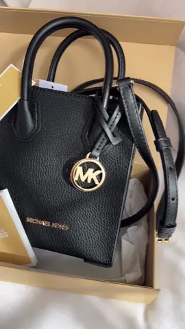 Heyy cutie🫧🧸 #unboxing #fyp #foryoupage #michaelkors #michaelkorsbag #michaelkorsoutlet @lebo_michaelkors @Michael Kors 