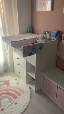 Otro rincón de la habitación de Leire, el más usado!!! 💩💖 #habitacioninfantil #habitacionbebe #babybedroom #bebe #baby #ikea #ikeahack #cambiador #parati #fypツ 