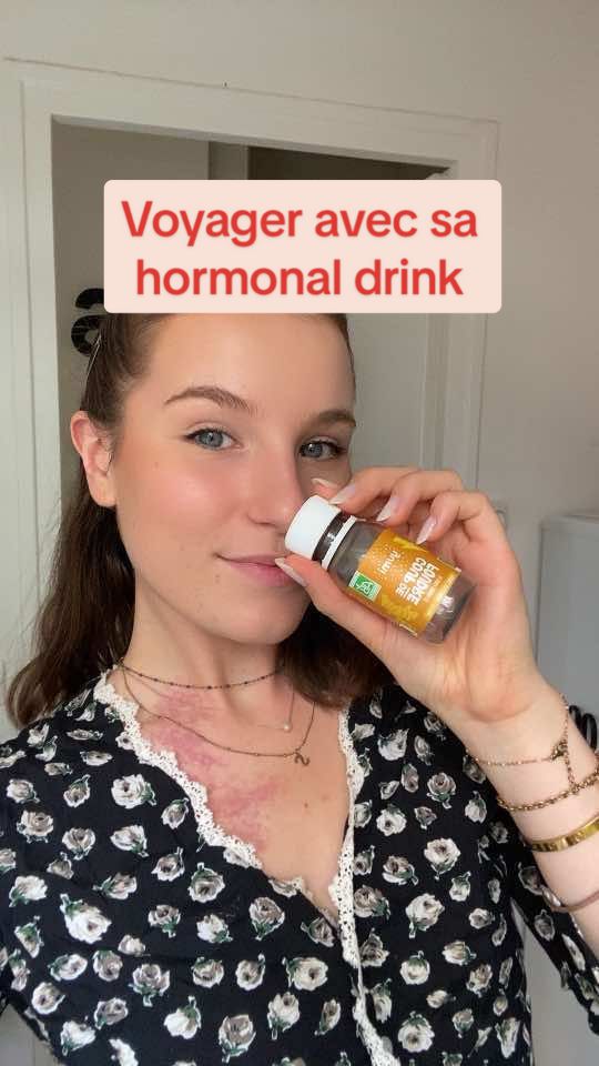 Prendre ses compléments alimentaires en vacances sans avoir l’air d’une dealeuse 🤣 #hormonaldrink #sopk #syndromedesovairespolykystiques #desequilibrehormonal #complementsalimentaires #bienetre #milamend #pertedepoids #vacances 