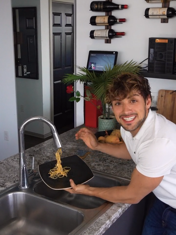 Pt.2 Do you know why Italians eat so much pasta?🍝🇮🇹 Well, now you do!😂 Go check out the backstage to see how I did it! #faffapix #results #vfx #spaghetti