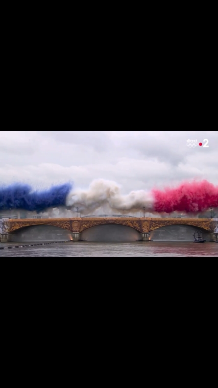 Le pont d’Austerlitz s’enflamme aux couleurs du drapeau français pour la cérémonie d’ouverture des JO #paris2024 
